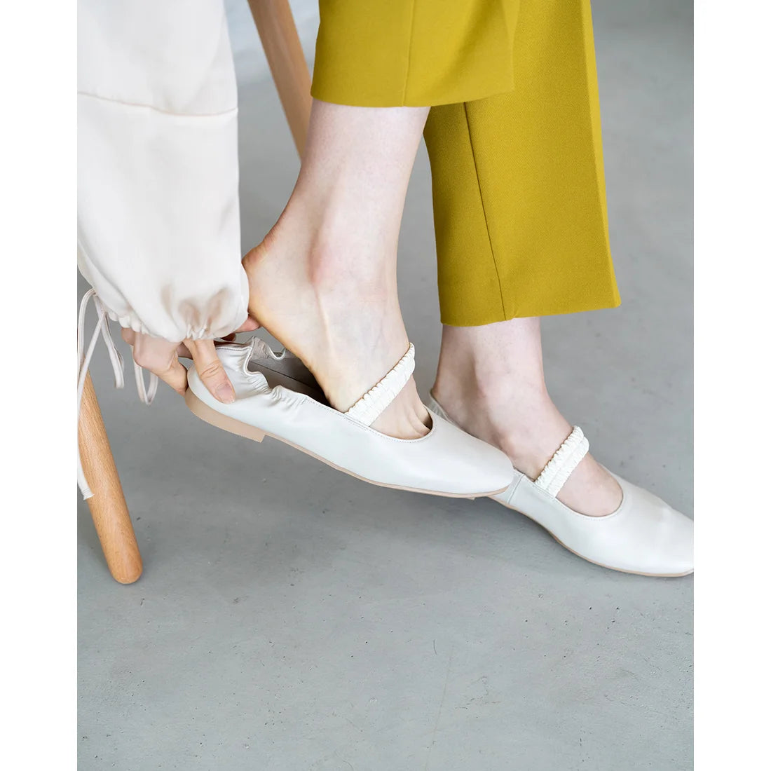 日本製預訂3星期【蘋果皮】【防水】Emma Francis 褶皺腰帶平底鞋 (03j-AP 177)(Ivory Apple Leather)(アイボリー アップルレザー)