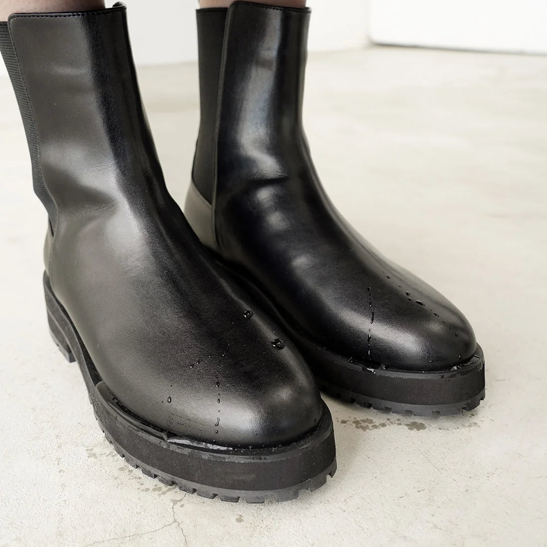日本製 Launa Lea 側邊彈力厚底雨靴短靴 (R9018)(黑色/Black)