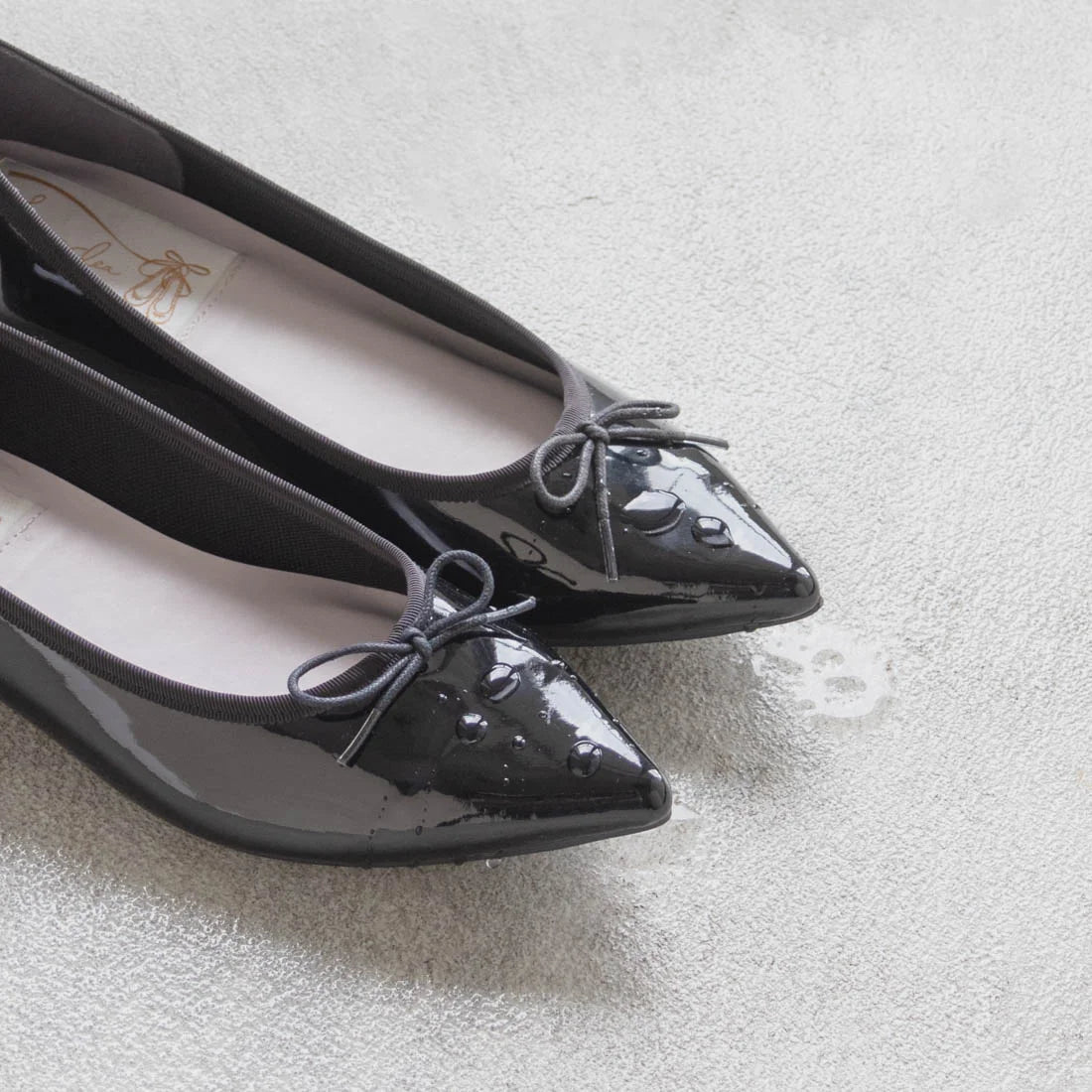 日本製 Launa lea 3cm踭蝴蝶結尖頭亮面芭蕾晴雨鞋( RB9401A ) (黑色/ Black)