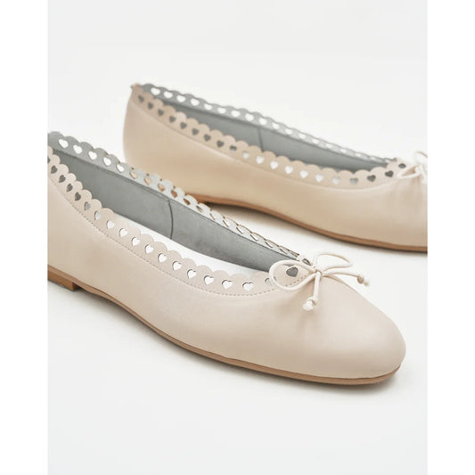 【新品預訂】日本製Emma Francis   心形打孔蝴蝶結平底鞋 (象牙色光滑)(06f-P 177)