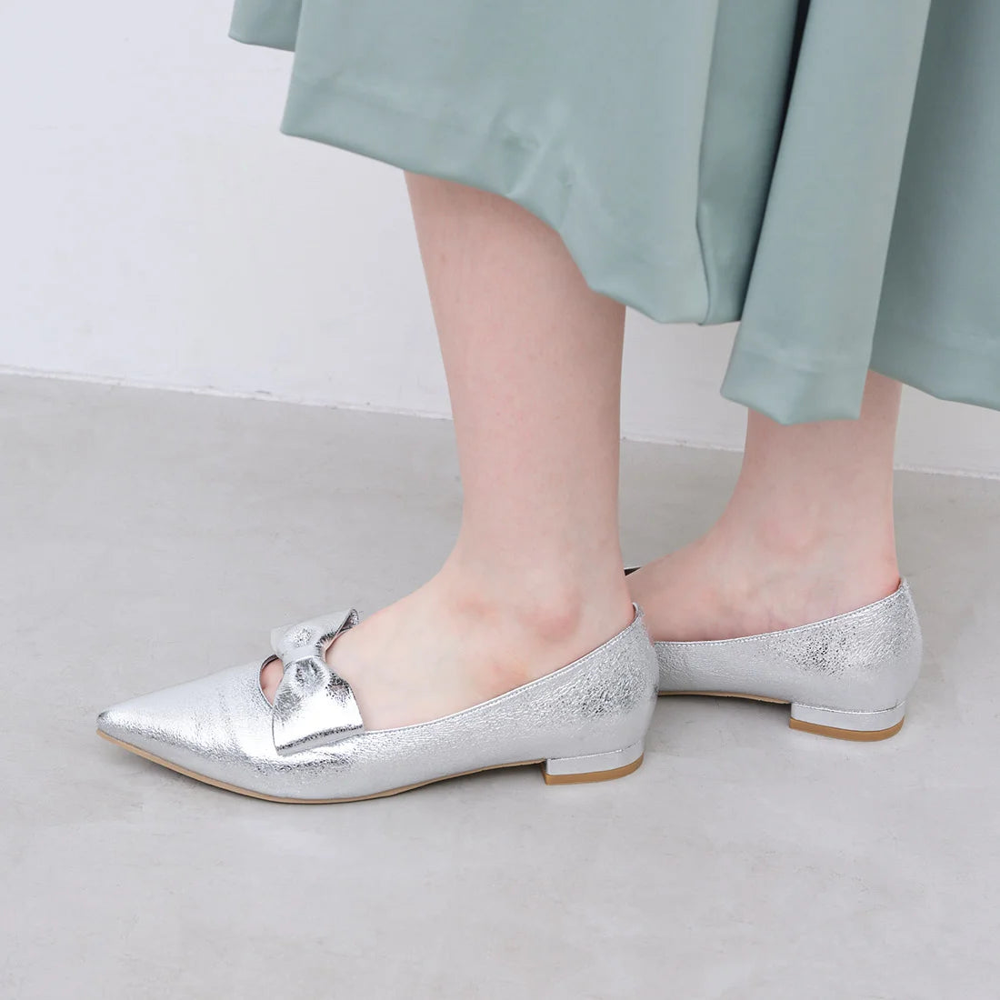 【新品預訂】日本製 Launa lea 尖頭蝴蝶結平底鞋（615）(銀色 / Silver)