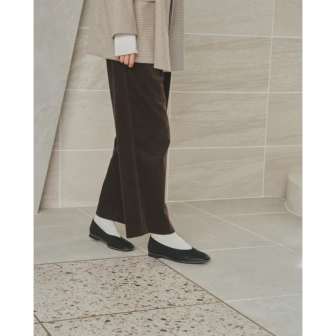 【新品預訂】日本製Emma Francis   V形中心接縫金線平底鞋（黑色光滑）(03aa-P 101) BLK