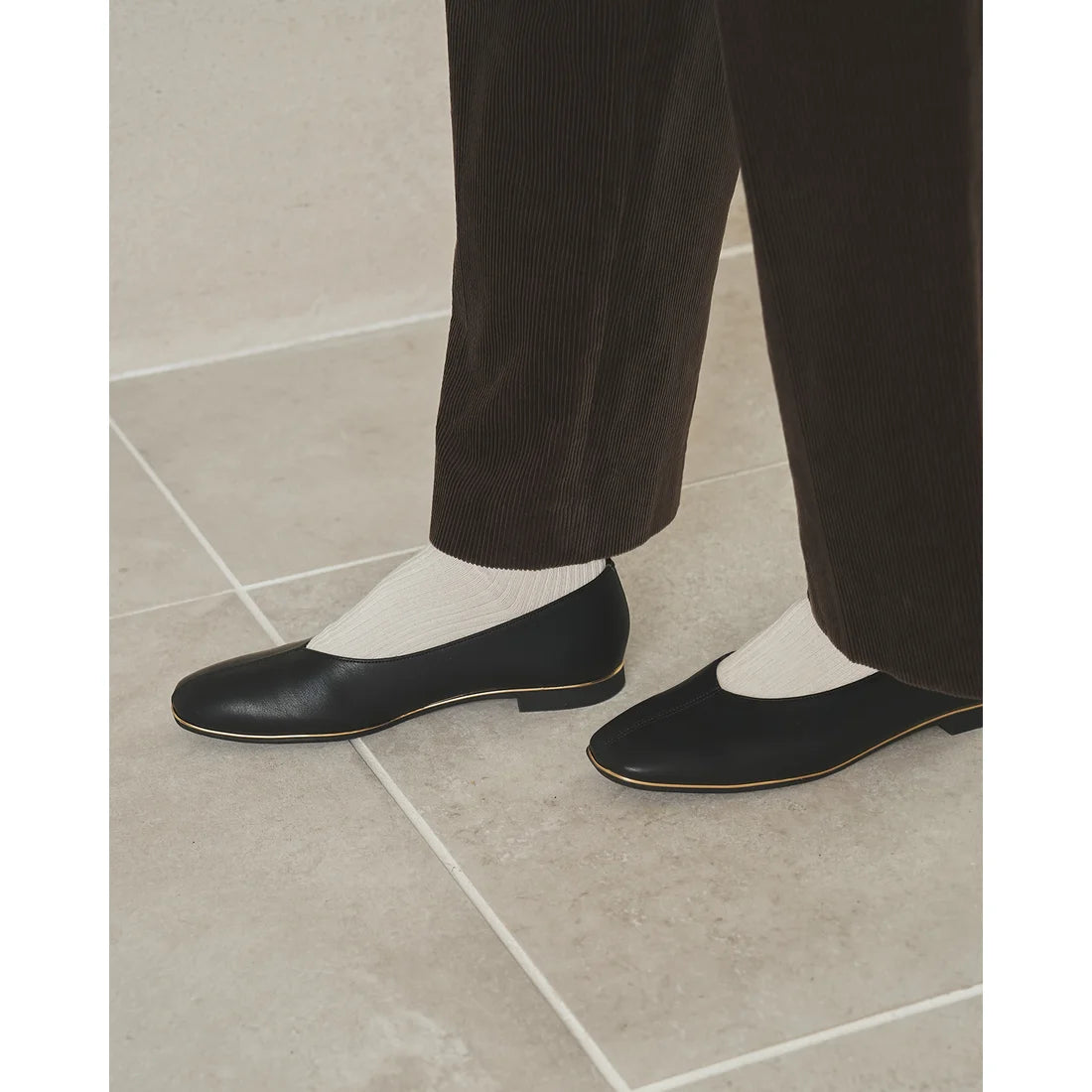 【新品預訂】日本製Emma Francis   V形中心接縫金線平底鞋（黑色光滑）(03aa-P 101) BLK