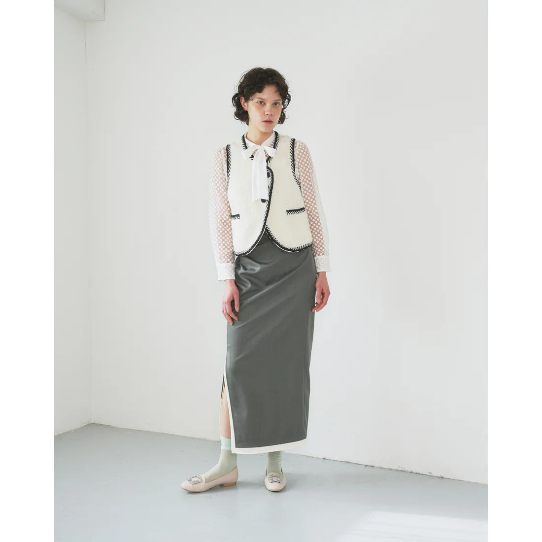 【新品預訂】日本製Emma Francis 防水拱形切割寶石平底鞋（米色）(10a-Z 108)