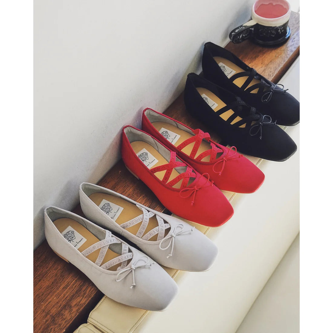 【新品預訂】日本製Emma Francis 交叉橡筋帶方頭平底芭蕾舞鞋（黑色緞面）(03ac-ST 101)