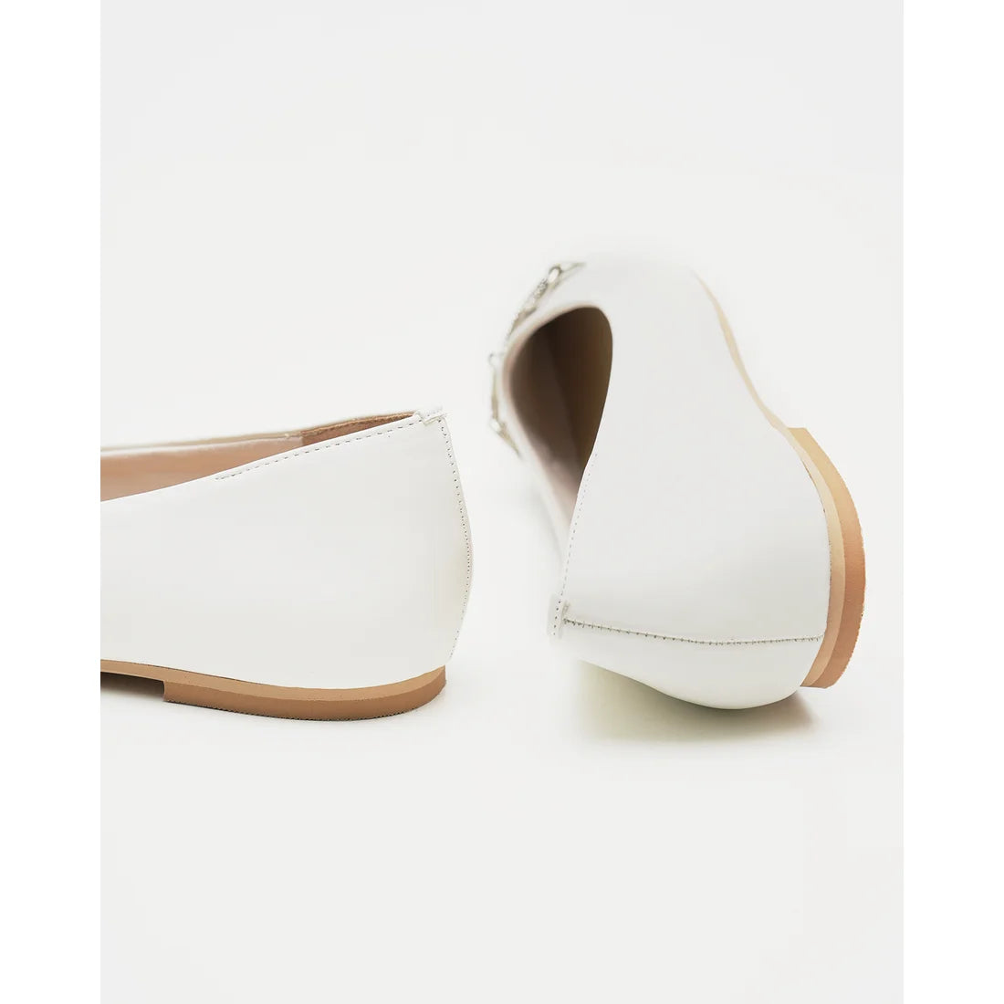 日本製 Emma Francis 金屬搭扣尖頭平底鞋 (白色光面) 07b-P 158 WHT