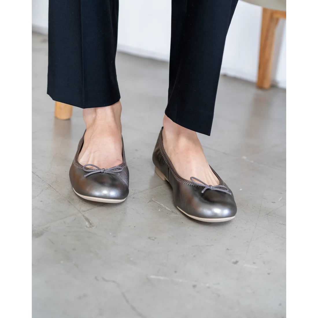 日本製【珍珠色調防水】Emma Francis圓頭平底芭蕾舞鞋( 02b-L M174 )(steel leather mylar)（スチール レザーマイラー）
