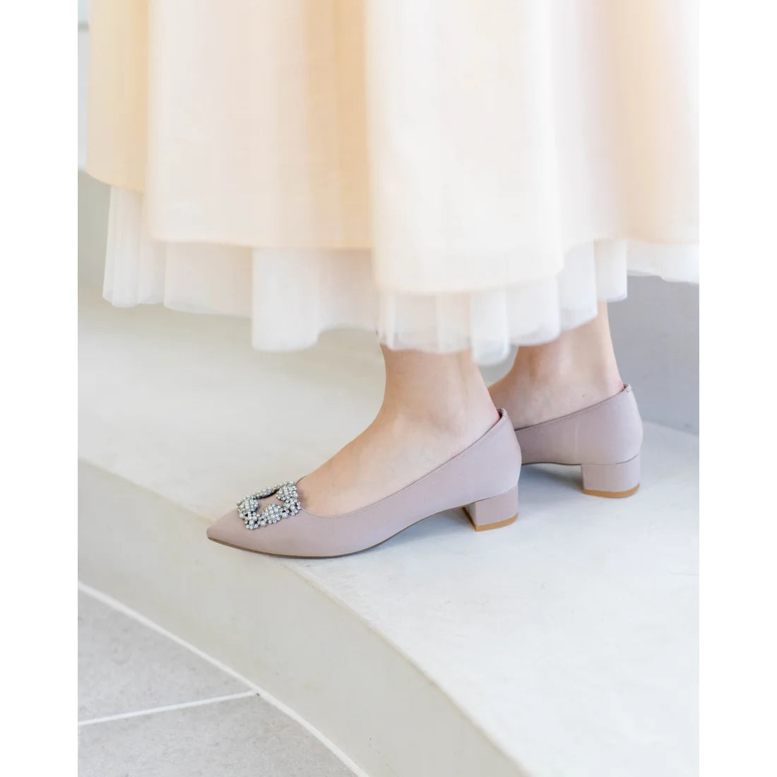 日本製 Emma Francis 尖頭3cm跟珠寶搭扣高跟鞋(3002b-ST 108)(Beige gray satin)（ベージュ サテン）