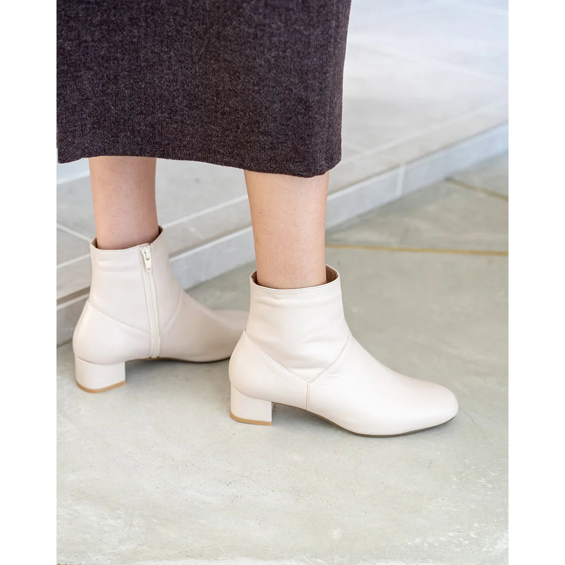日本製【防水】Emma Francis 4cm素面高跟短靴 (9009a-L 177)(Ivory leather)（アイボリー レザー）的副本