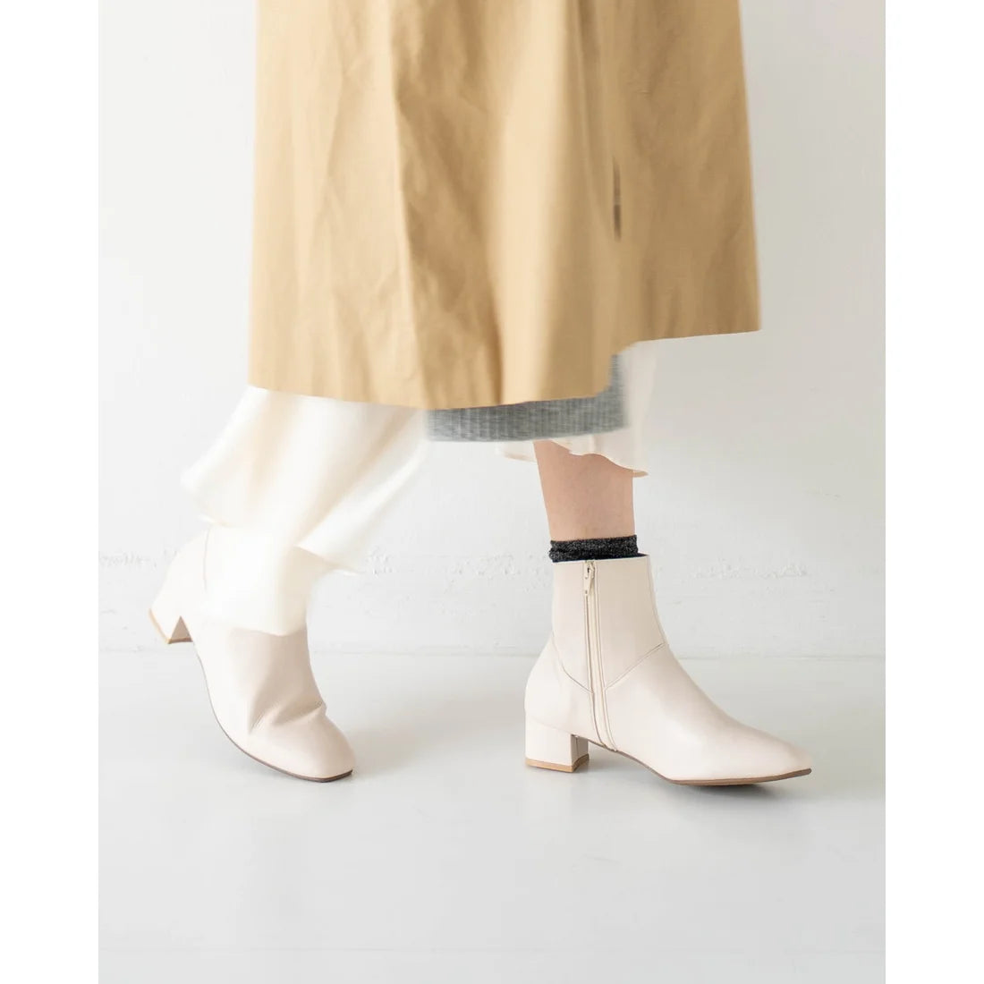 日本製【防水】Emma Francis 4cm素面高跟短靴 (9009a-L 177)(Ivory leather)（アイボリー レザー）的副本