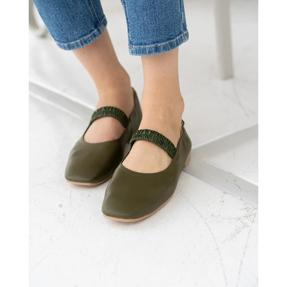 日本製【蘋果皮】【防水】Emma Francis 褶皺腰帶平底鞋 (03j-AP 147)(Khaki apple leather)（カーキ アップルレザー）