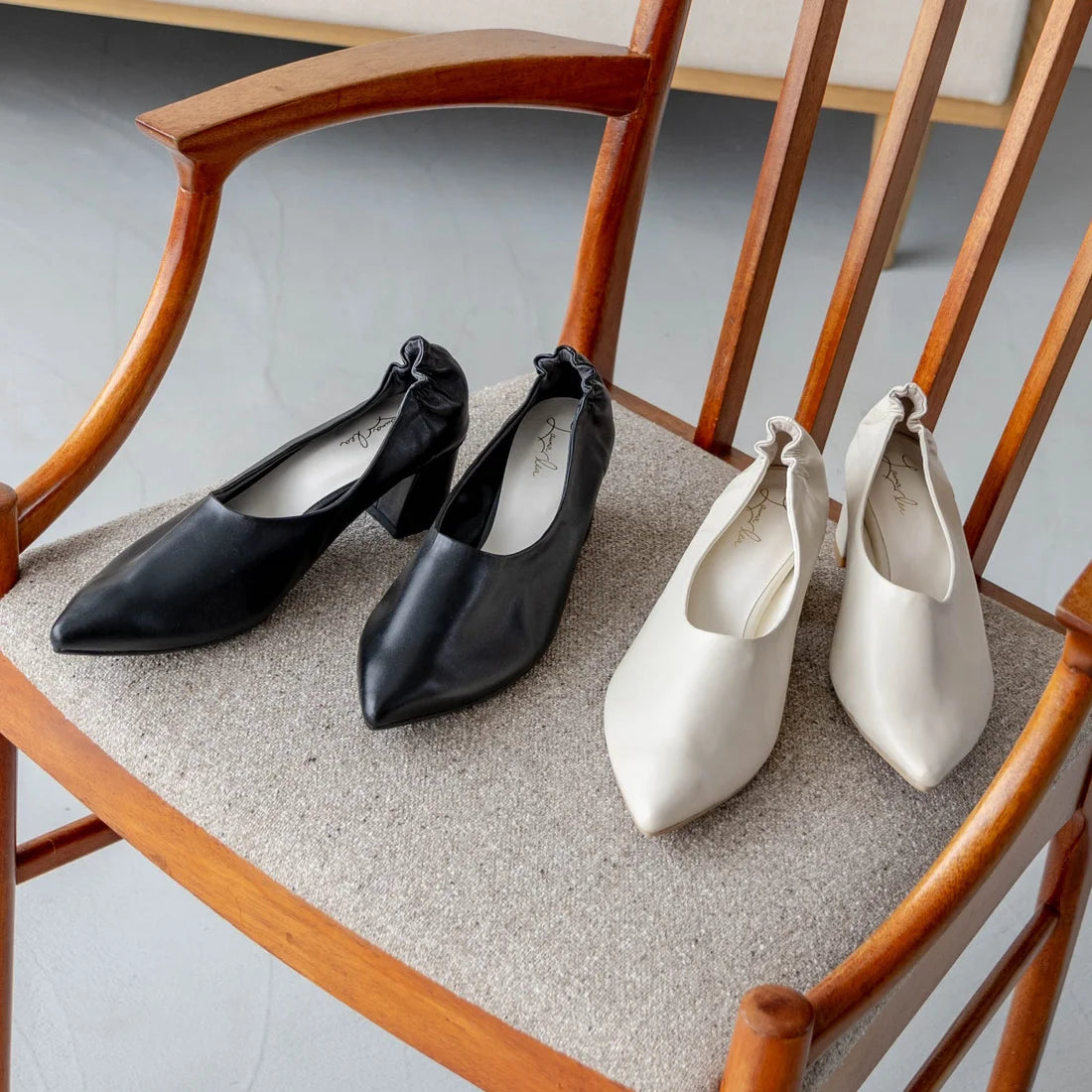日本製 Launa lea 尖頭粗跟淺口鞋 (0540)（Black）